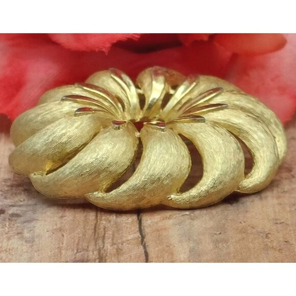 Vintage Crown Trifari Brushed & Shiny Gold Tone Round Swirl Brooch Pin - Picture 5 of 8